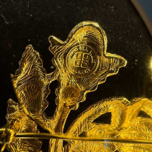 GIVENCHY VINTAGE 80’S TEXTURED GOLD-TONE LAUREL LEAVES MONOGRAM BROOCH - Picture 5 of 5